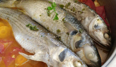 Кефаль отварная с овощами